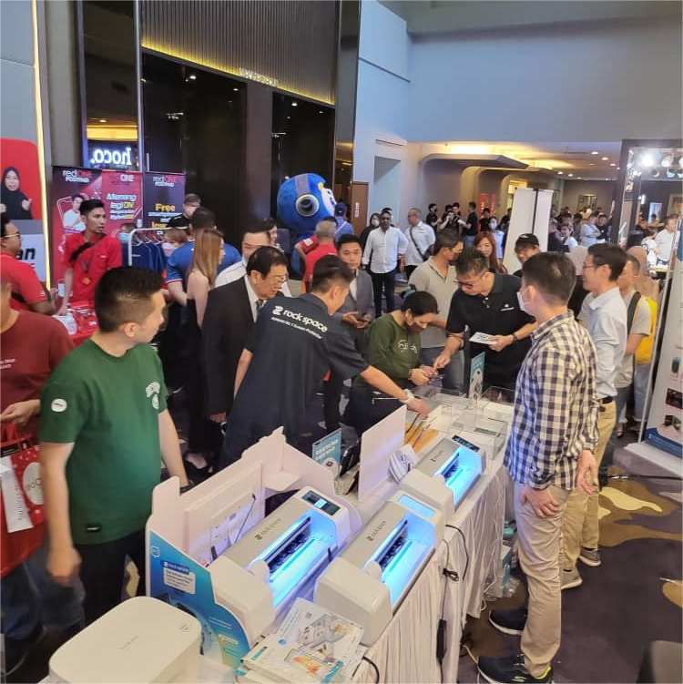 Rock Space демонстрирует свой революционный принтер для кожи для мобильных телефонов на выставке PERTUBUHAN PENIAGA TELEKOMUNIKASI MALAYSIA